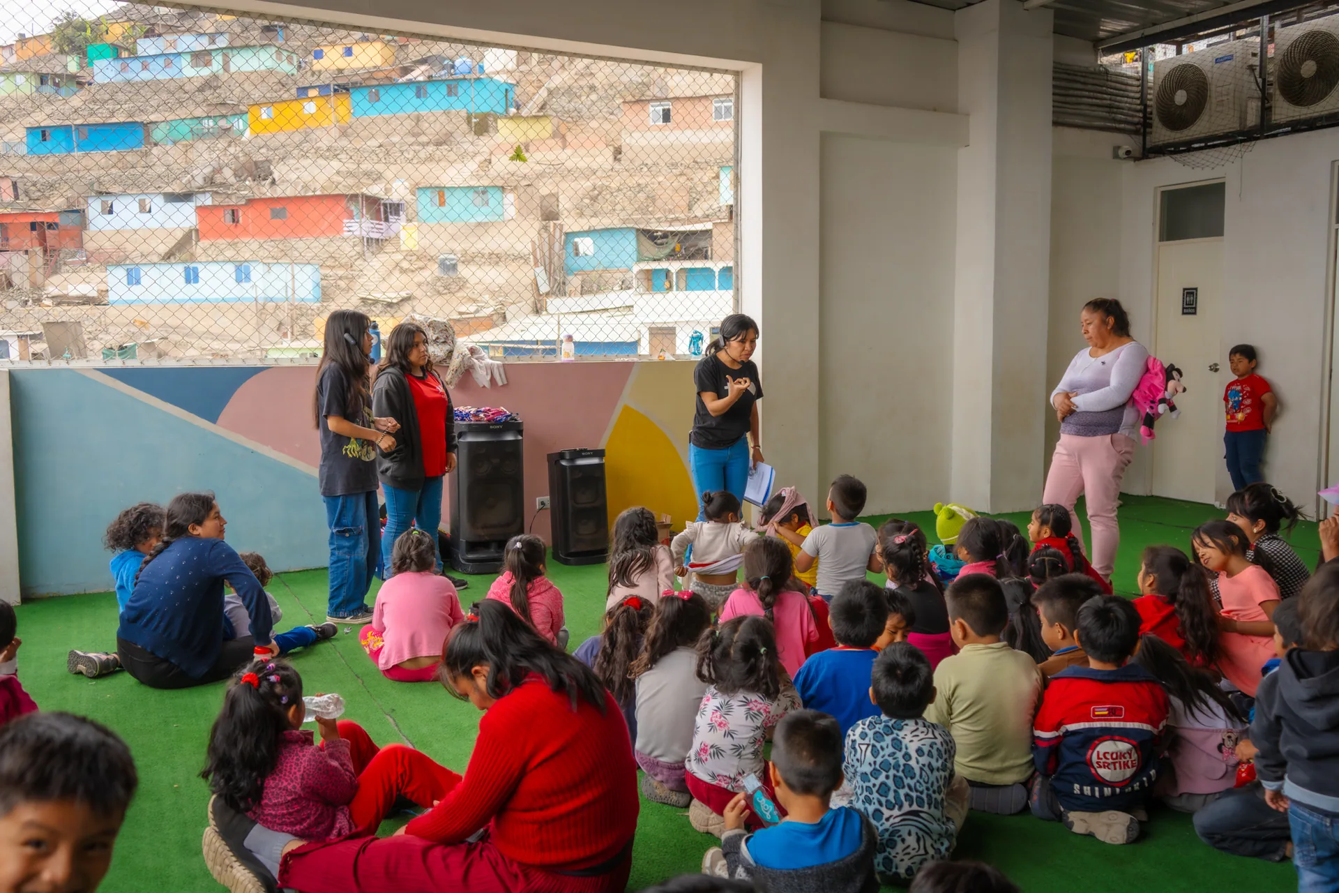 Niños y niñas en un espacio de atención de Lost Children